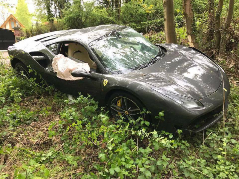 Knullige chauffeur rijdt gloednieuwe Ferrari aan gort (foto’s)