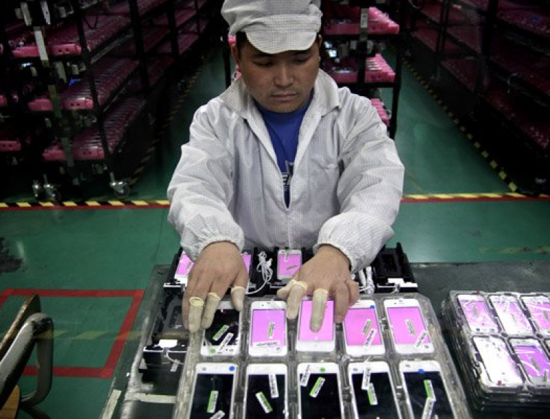 Undercover in een Chinese iPhonefabriek (video)