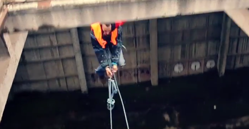 Deze schommel is niet voor watjes (video)