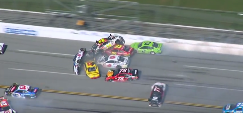NASCAR-race wordt brokkenfestival (video)