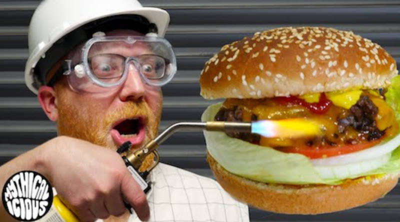 Maak eens een hamburger met zwaar gereedschap (video)