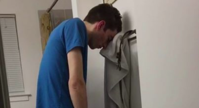 Hilarisch: dronkaard pist wel heel erg ver naast de pot (video)