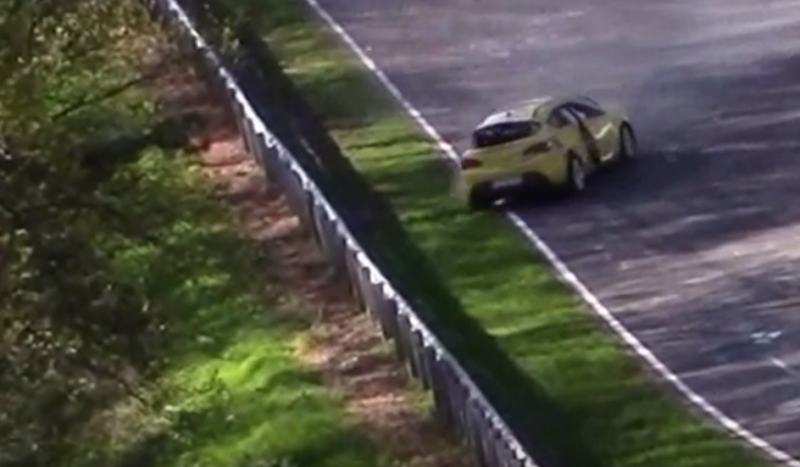 Opel Astra maakt keiharde klapper op de Nordschleife (video)