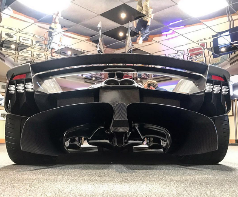 Rijke meneer lekt nieuwste Aston Martin op het wereldwijde web (foto)