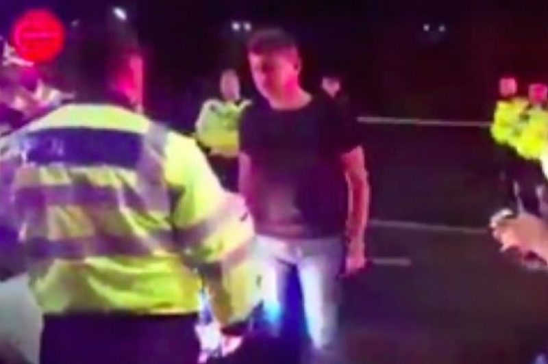 Dronkaard geeft agent een trap in zijn ballen (video)