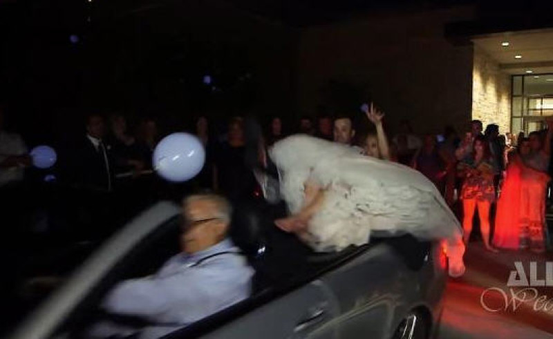 Opa met zware voet bezorgt pasgetrouwd koppel hoofdpijn op huwelijksnacht (video)