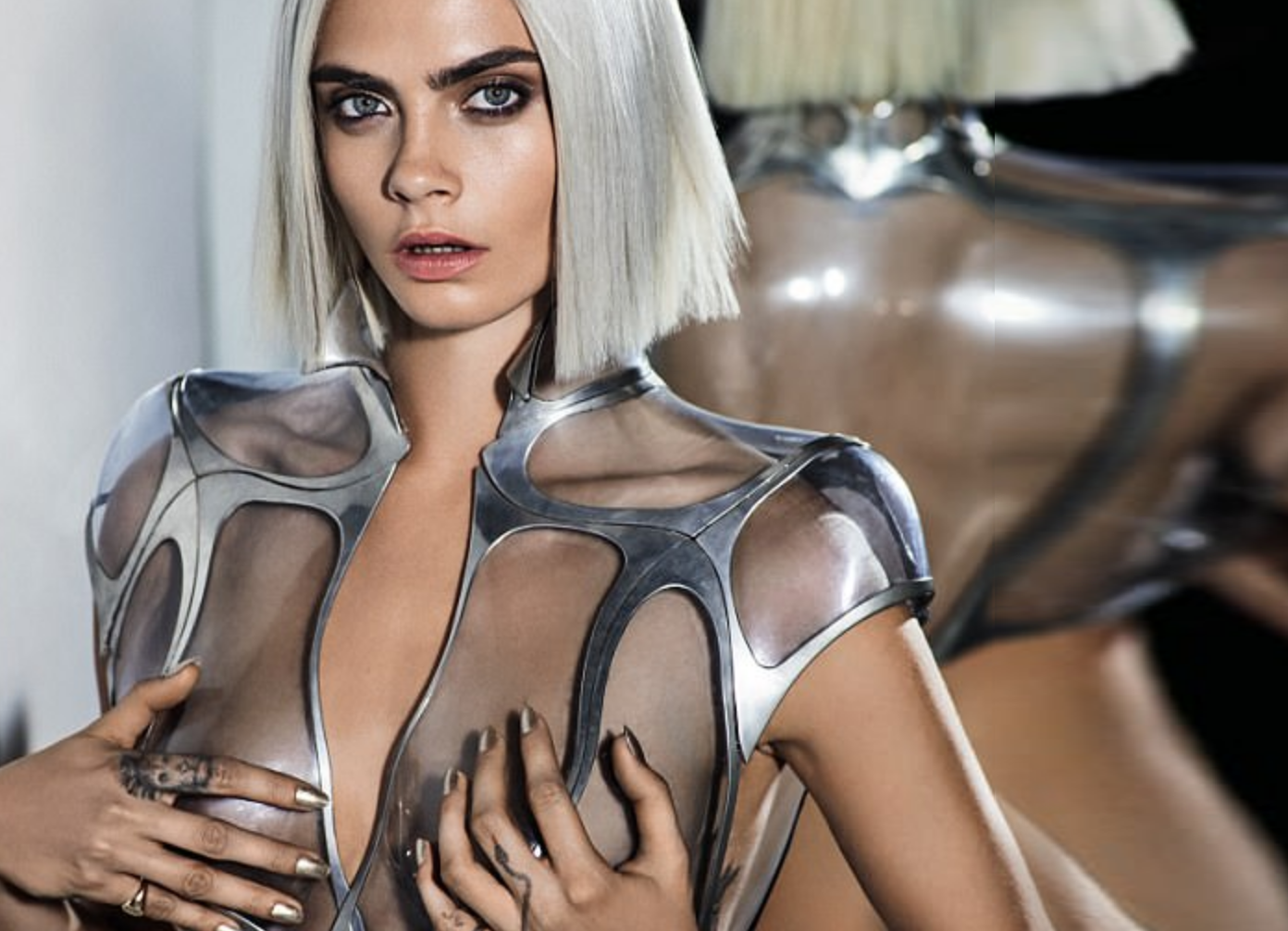 Cara Delevingne brengt een sexy ode aan Barbarella (video)