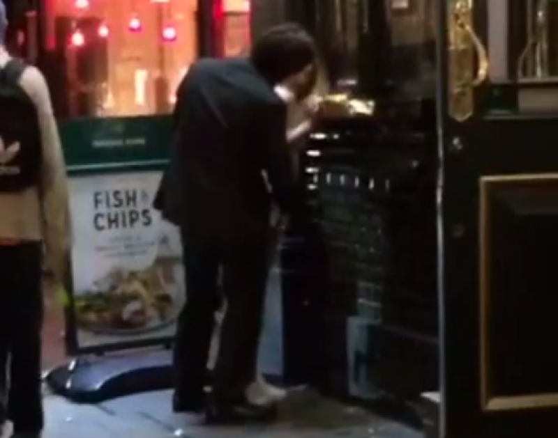 Dronken man scoort visvingers en hete chips in hartje Londen (video)