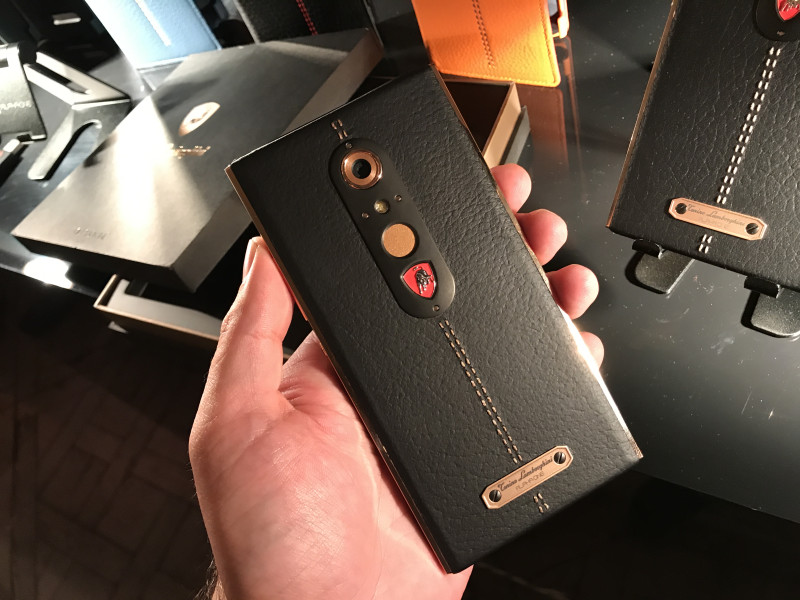 Deze Lamborghini-smartphone is redelijk duur