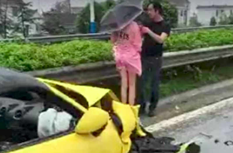 Bots-Chinees heeft naakte Russin als passagier (video)