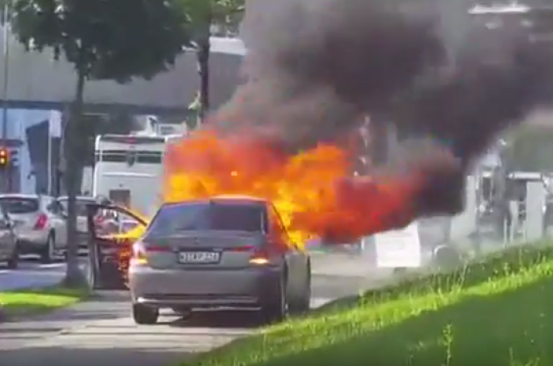 Gekke Italiaan steekt zijn Bimmer in de fik voor het BMW-museum (video)