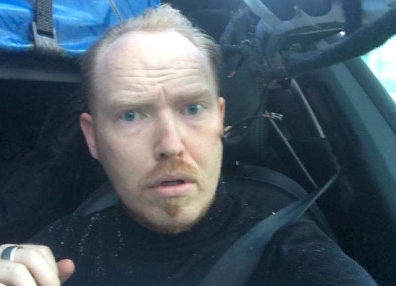 Man wordt bijna onthoofd door vrachtwagen, maakt selfie (foto’s)
