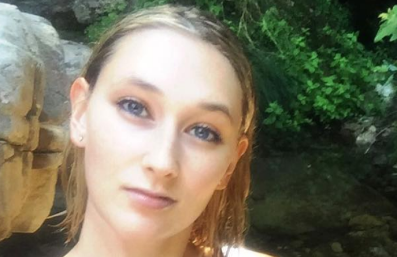 Brooke trekt alles uit in de wijde natuur