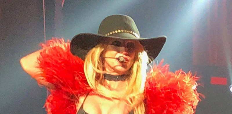 Britney Spears laat tepel ontsnappen tijdens optreden (foto)