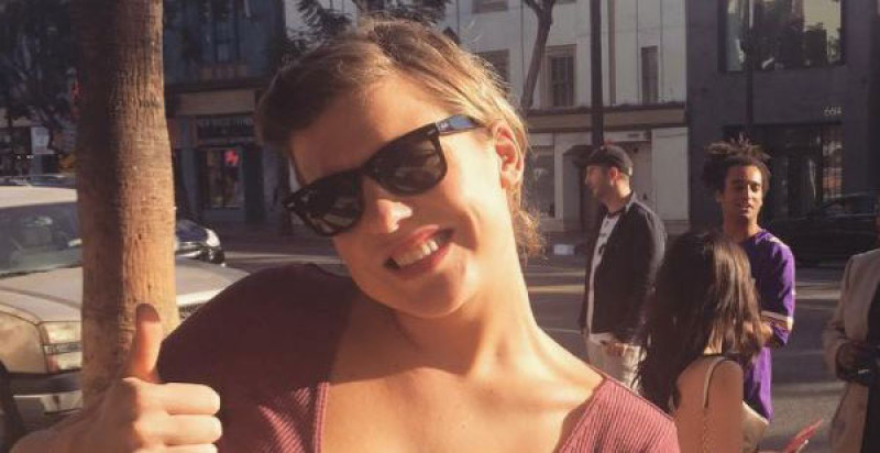 Het zonnige decolleté van de stralende Ella Leyers (foto)