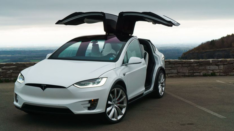 Mercedes vijst gehuurde Tesla uit elkaar, geeft hem beschadigd weer terug