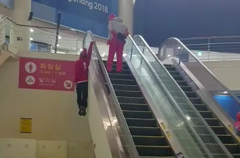 Olympische atleten hangen de grapjurk uit in Pyeongchang (video)