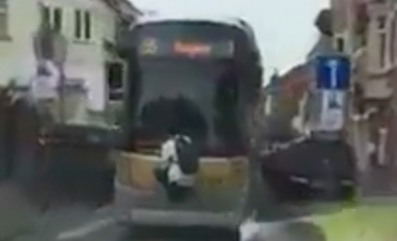 Zo ontsnapt Brusselse tramhanger aan controleur (video)