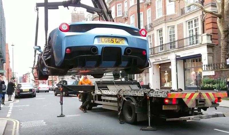 Londense politie maakt jacht op onverzekerde supercars (video)