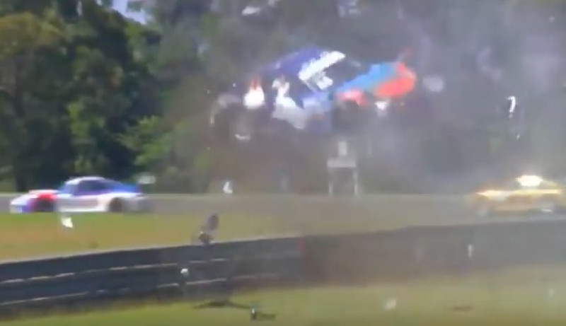 Ooit al een Porsche over een muurtje zien vliegen? (video)