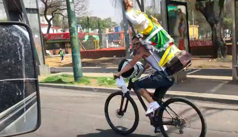 Heiligenbeeld brengt deze fietser geen geluk (video)