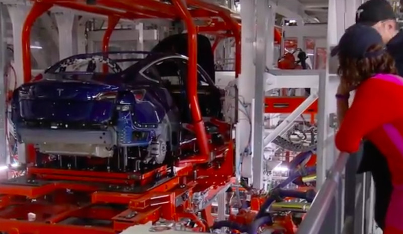 Neem eens een kijkje in de Tesla-fabriek (video)