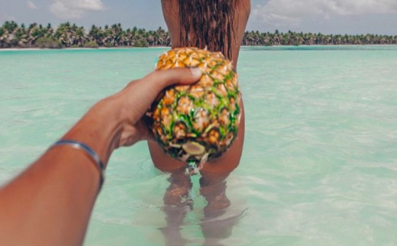 Bloedmooie Anyuta Rai verstopt zich achter een ananas (foto’s)