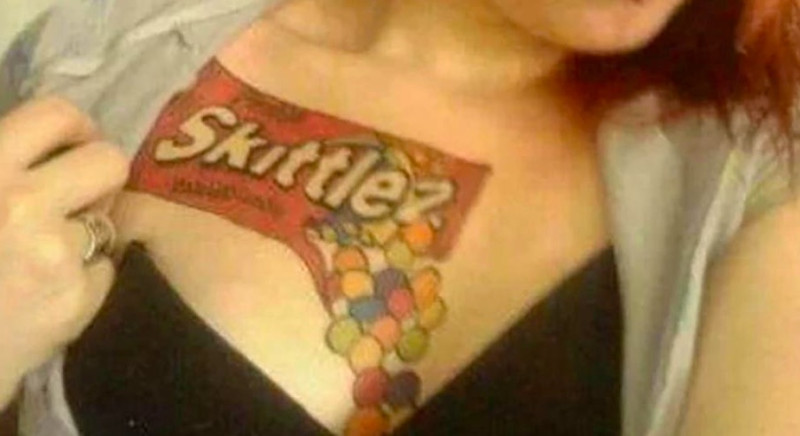Dames met lollige tattoo’s op hun borstkas (foto’s)