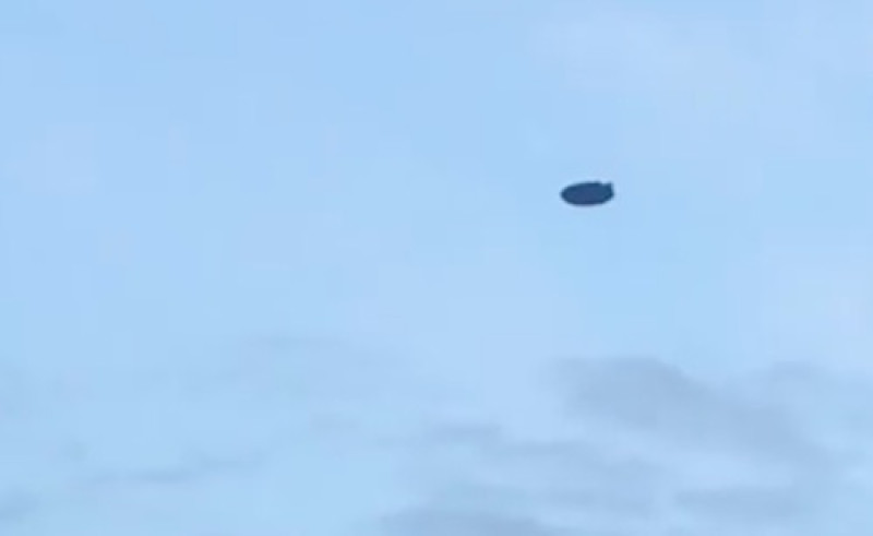 Jongedame maakt haarscherpe beelden van UFO (video)
