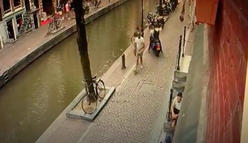 Stoere motard zoekt verkoeling in Amsterdamse rosse buurt (video)