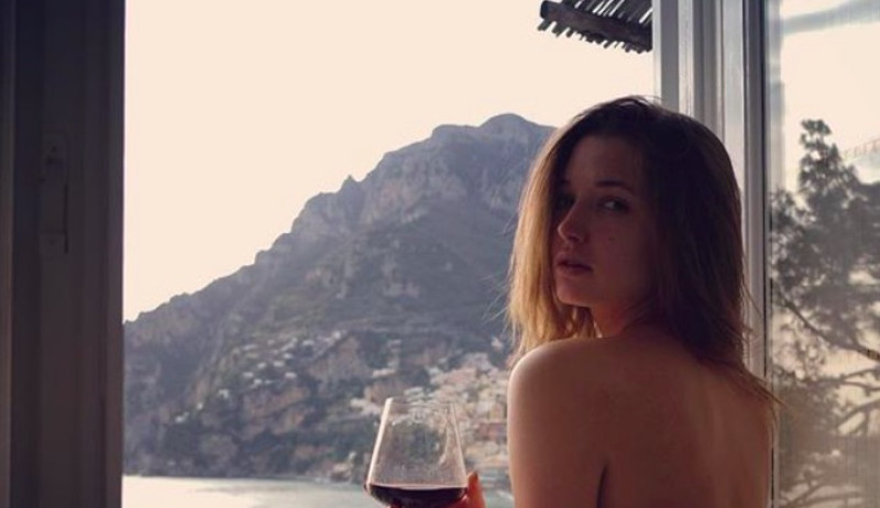 Hemelse Alyssa Arce is allergisch voor textiel (foto’s)