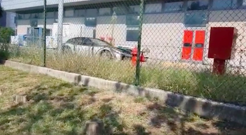 Stiekeme filmer spot hagelnieuwe SUV van Ferrari (video)