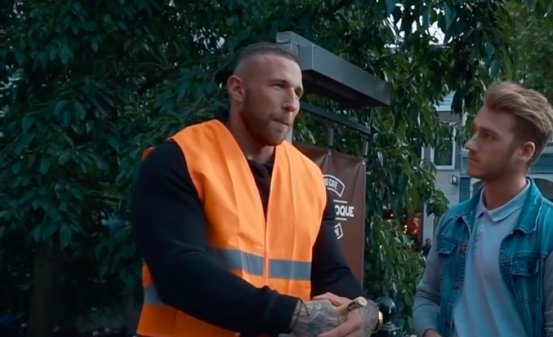 “Temptation-Alex zijn tanden moeten op de stoep” (video)