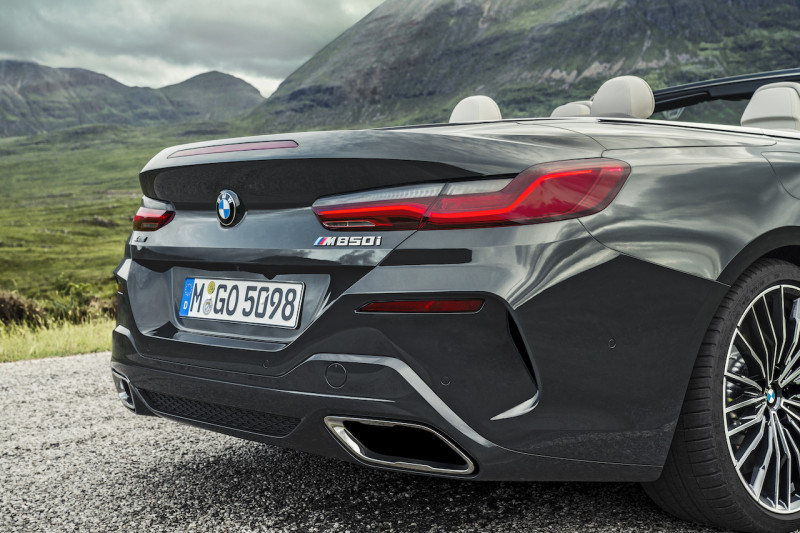 BMW’s dikste gaat topless (foto’s)