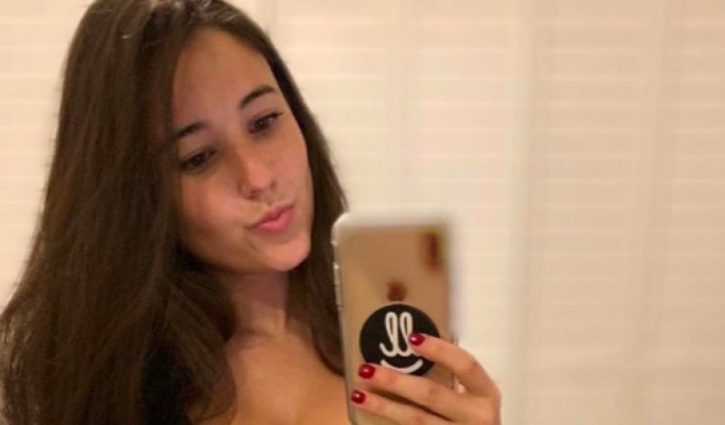 Overheerlijke brunette toont ons haar troeven (foto’s)