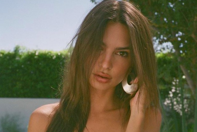 Emily Ratajkowski gooit haar bovenstukje aan de kant