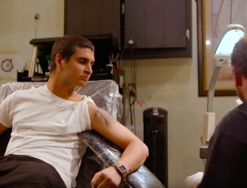 Laat eens inkttekening zetten bij ‘slechte’ tattoo-artiest (video)