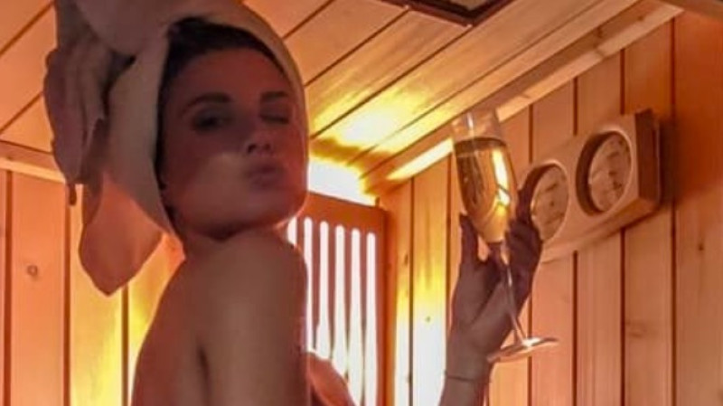 Vrijgezelle Ashley James toont haar vleselijke perfectie (foto’s)