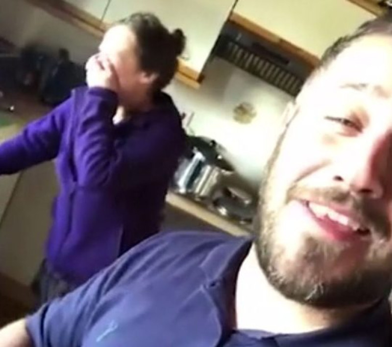 Dronken man wordt wakker in het verkeerde huis (video)