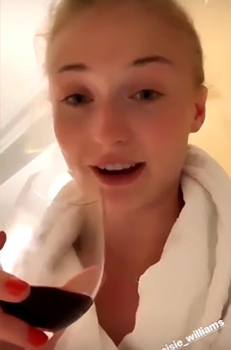 'Sansa Stark' maakt grove opmerking over Arya's pikante scène (video)