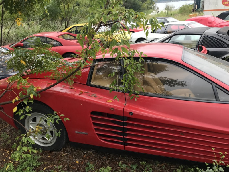 Bij deze verwaarloosde Ferrari’s hoort een triest verhaal (foto’s)