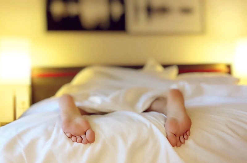 Rechts slapen in bed maakt je slechter gezind dan links slapen