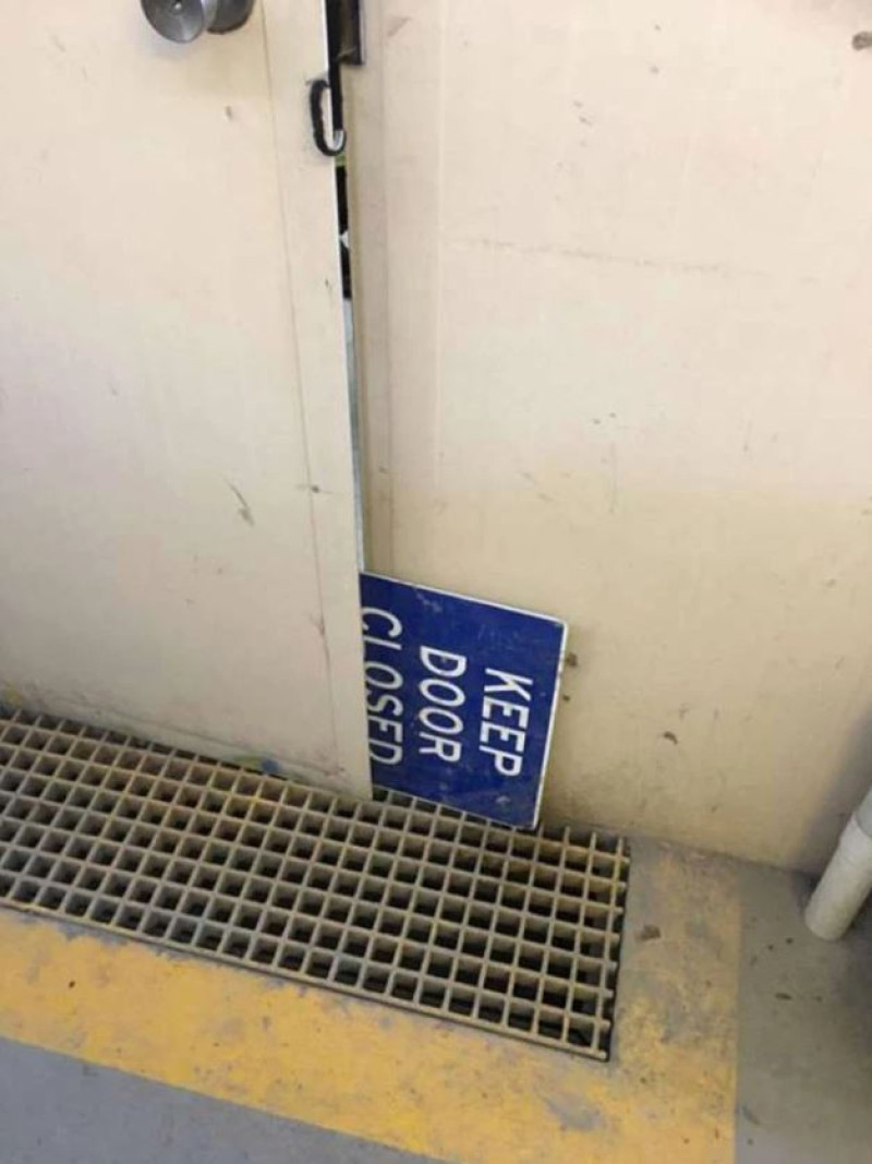 Deze borden geven wel erg tegenstrijdige boodschappen (foto's)