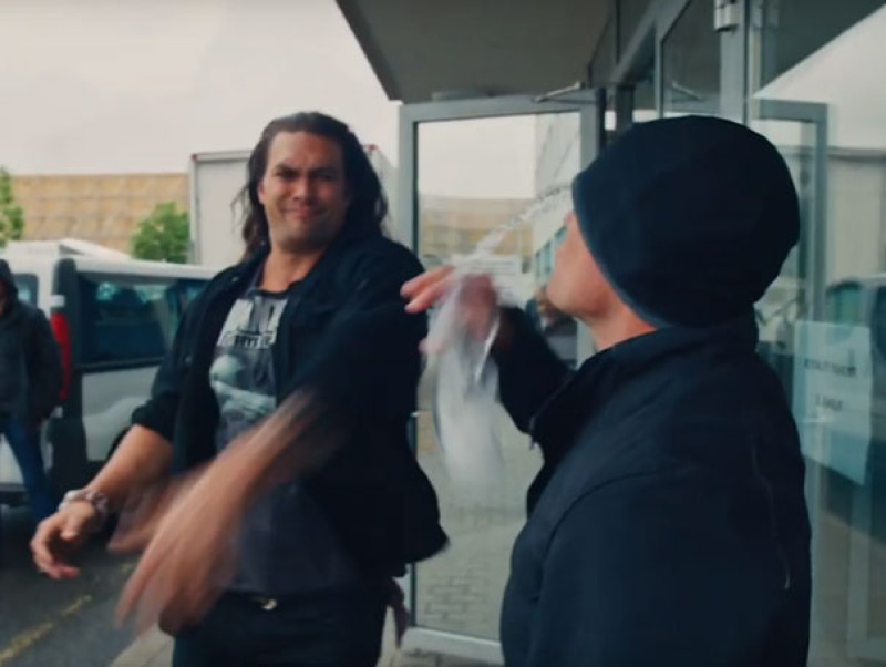 Jason Momoa gaat Tom Waes achterna met grappige kraanwater-campagne (video)