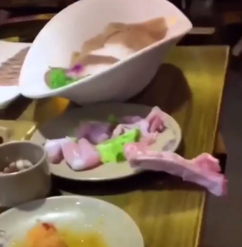 Pure horror: kippenborstfilet komt tot leven op bord (video)