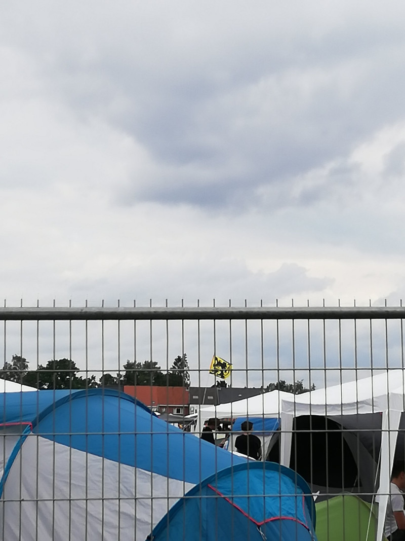Activisten met leeuwenvlaggen voor camping Pukkelpop