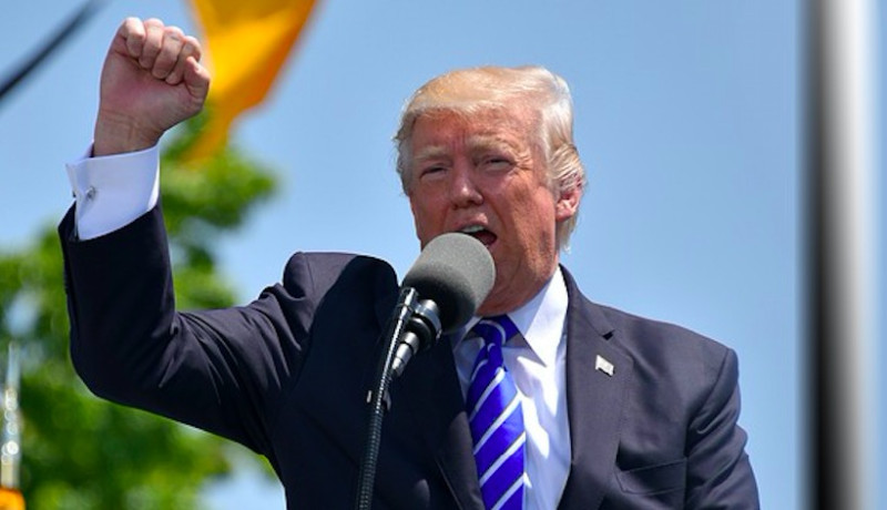 Trump wil atoombom gooien in oog van orkaan Dorian