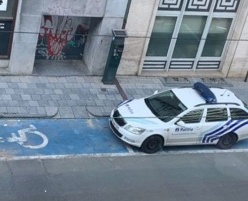 Politie parkeert op gehandicaptenplaats en koopt koekjes
