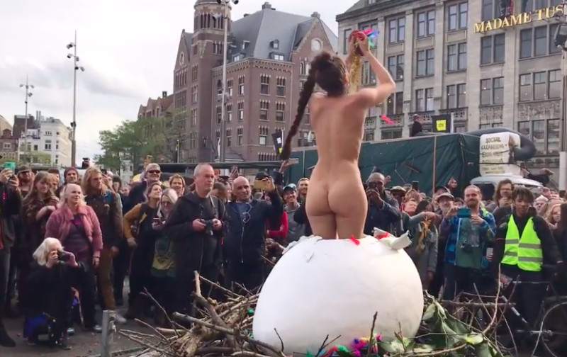 Het hek is helemaal van de dam in Amsterdam (video)