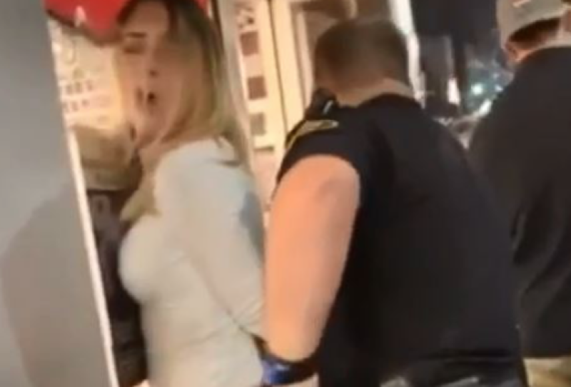 Dronken vrouw wil 'gepakt' worden door een agent (video)